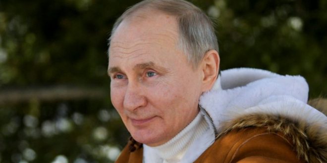 СО КОГО ЌЕ ПРОСЛАВУВА? Путин го слави својот 70-ти роденден, московскиот патријарх ги замолил сите да се молат за неговото здравје