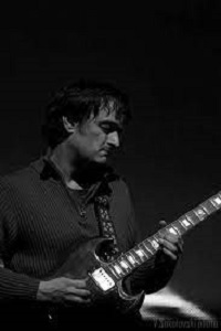 Денес роденден слави нашиот познат гитарист Драган Гиновски