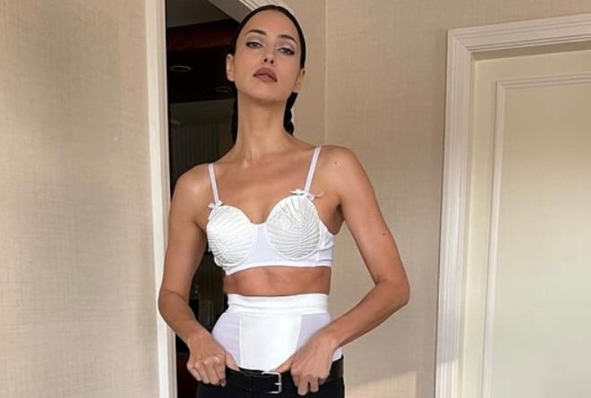 (ФОТО) Необична комбинација – Ретко кој би се осмелил да излезе од дома во облеката на Ирина Шајк: На презентацијата на календарот пристигнала во градник