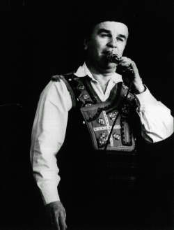 На денешен ден почина Александар Сариевски – легендата на македонската народна песна