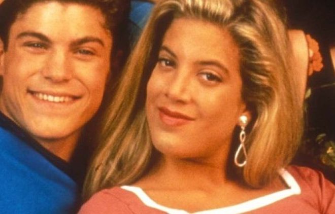 (ФОТО) Дона и Дејвид од „Беверли Хилс“ 35 години подоцна а обожавателите се во ТРАНС: Тие беа златен тинејџерски пар, а потоа животот им ги покажал забите