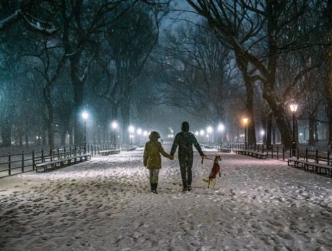 (ВИДЕО+ФОТО) Погледнете ги сцените – Снежните врнежи го претворија Њујорк во зимска бајка: Забележана е посебна идила во Централ Парк