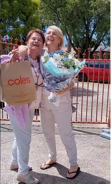 (ВИДЕО) Роденден со песна под австралиското небо – Маријана Новачевска ја изненади Татјана Лазаревска